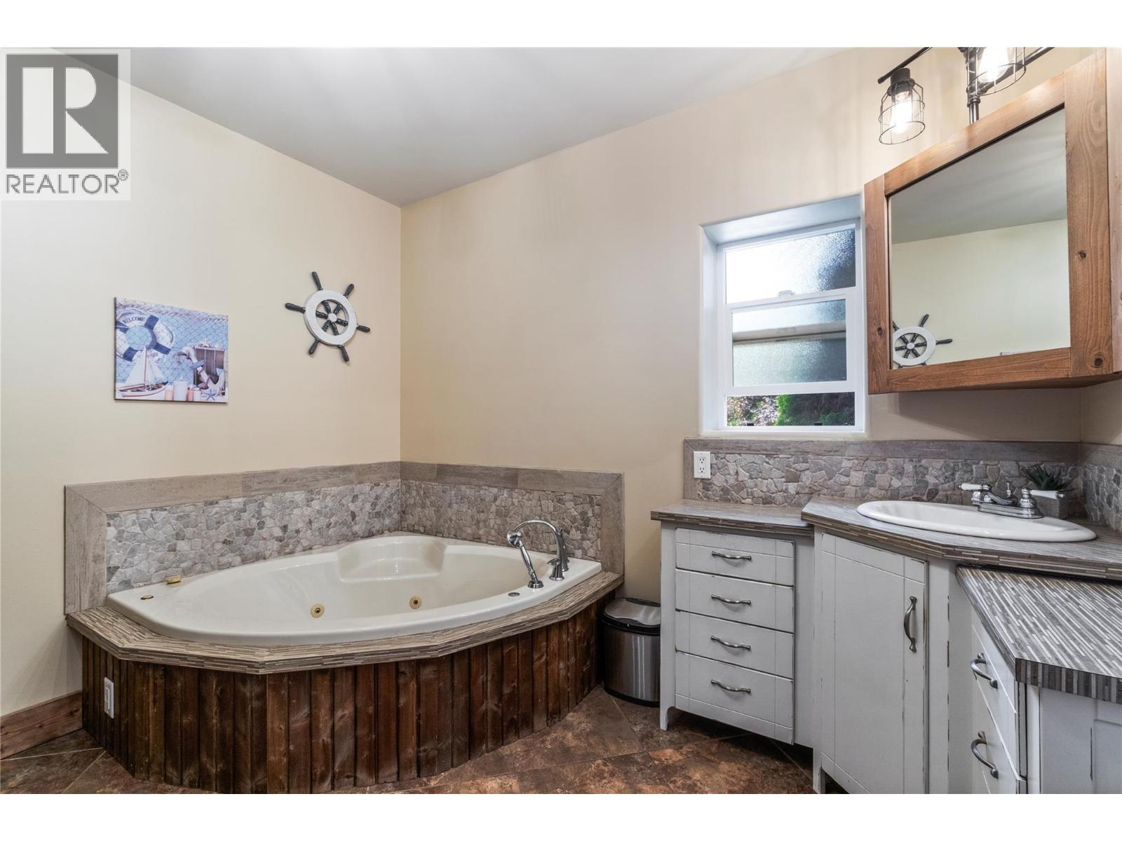  2593 Centennial Drive, Blind Bay