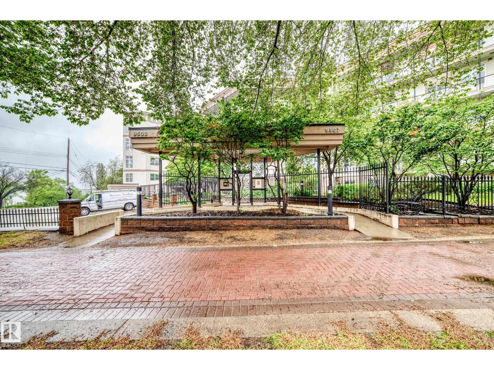 #414 9507 101 AV NW - 24