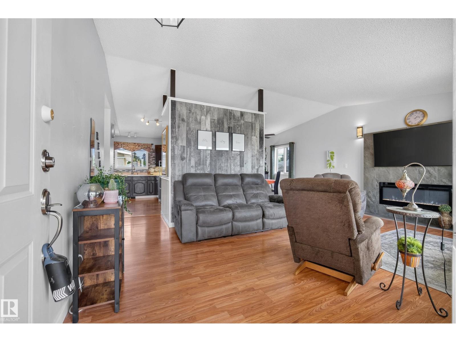 10935 152 ST NW - photo 4