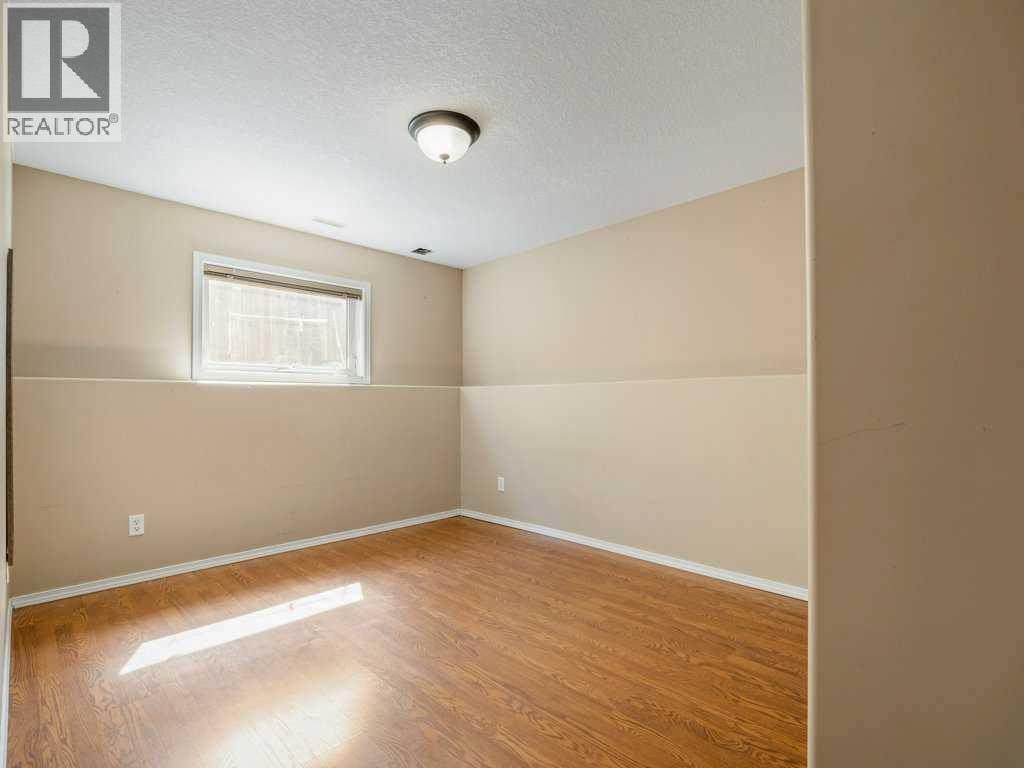 727 Aberdeen Crescent — photo 38