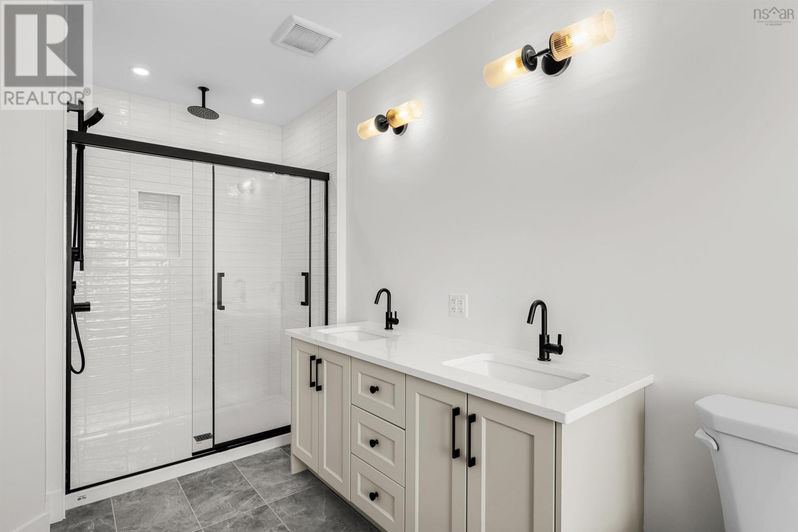 Property 29 of 43 of 71 Grenoble Court