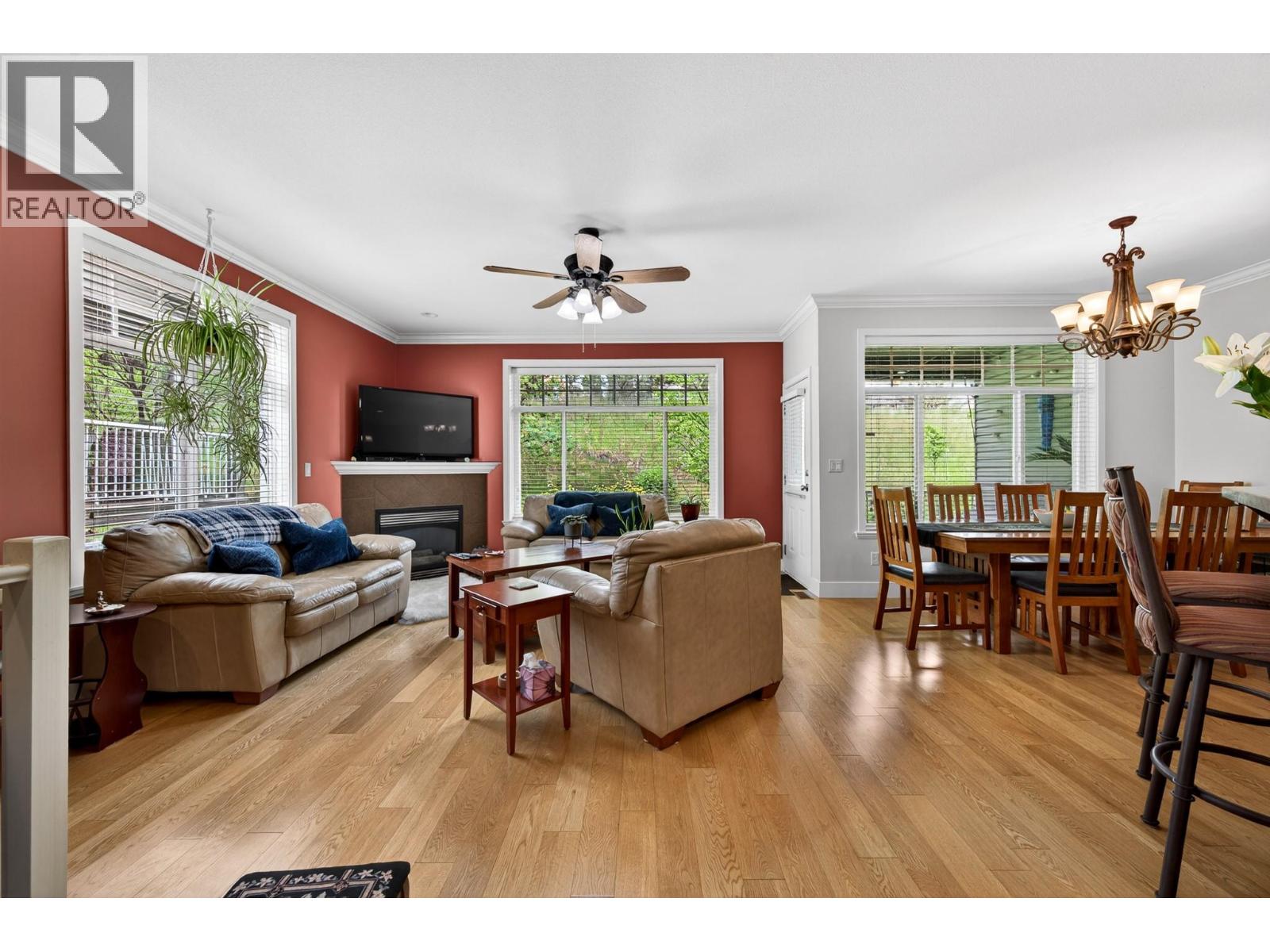 #4 2046 ROBSON Place - 3