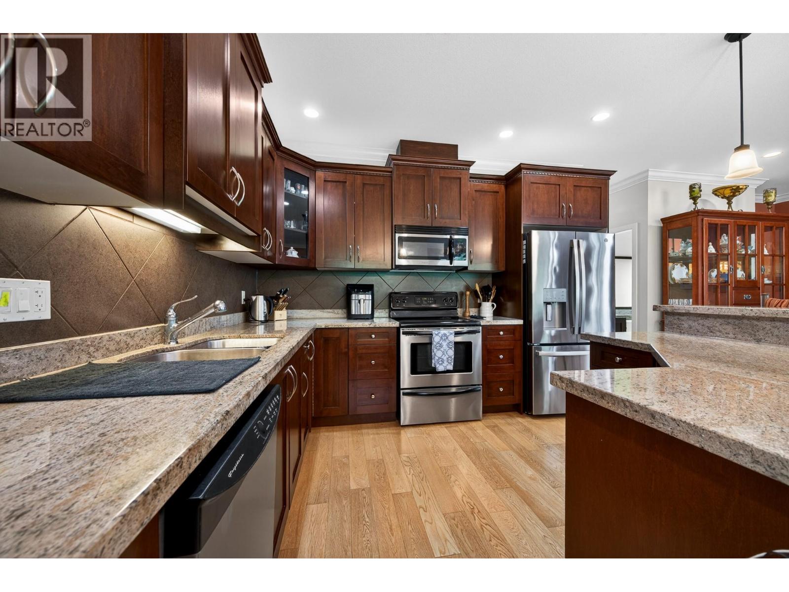 #4 2046 ROBSON Place - 9