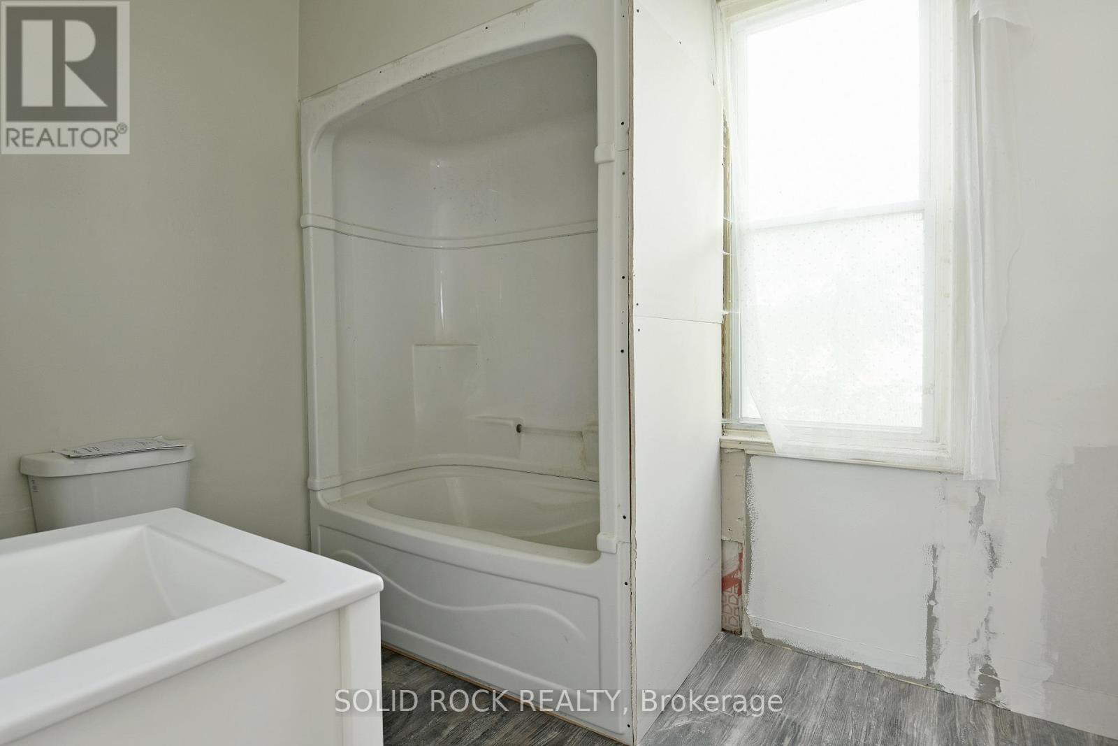 4 Bed, 2 Bath Multi-Family for Sale in Arnprior – 152 ELGIN STREET W, Arnprior – MLS# X13468804 - Image 18