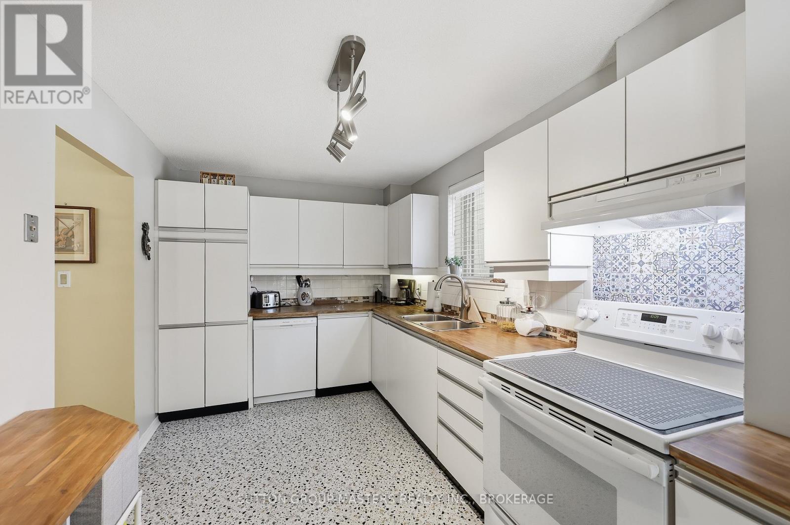 #102 257 BATH ROAD - 36