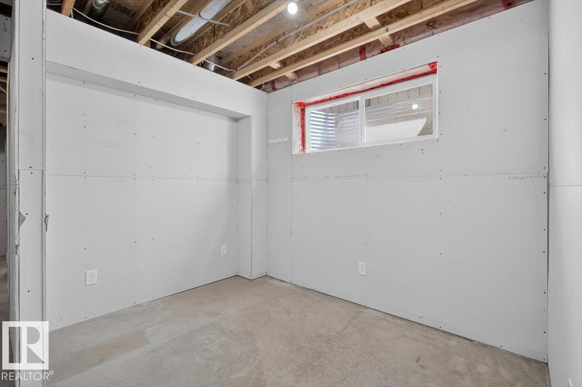 7704 16 AV SW — photo 31