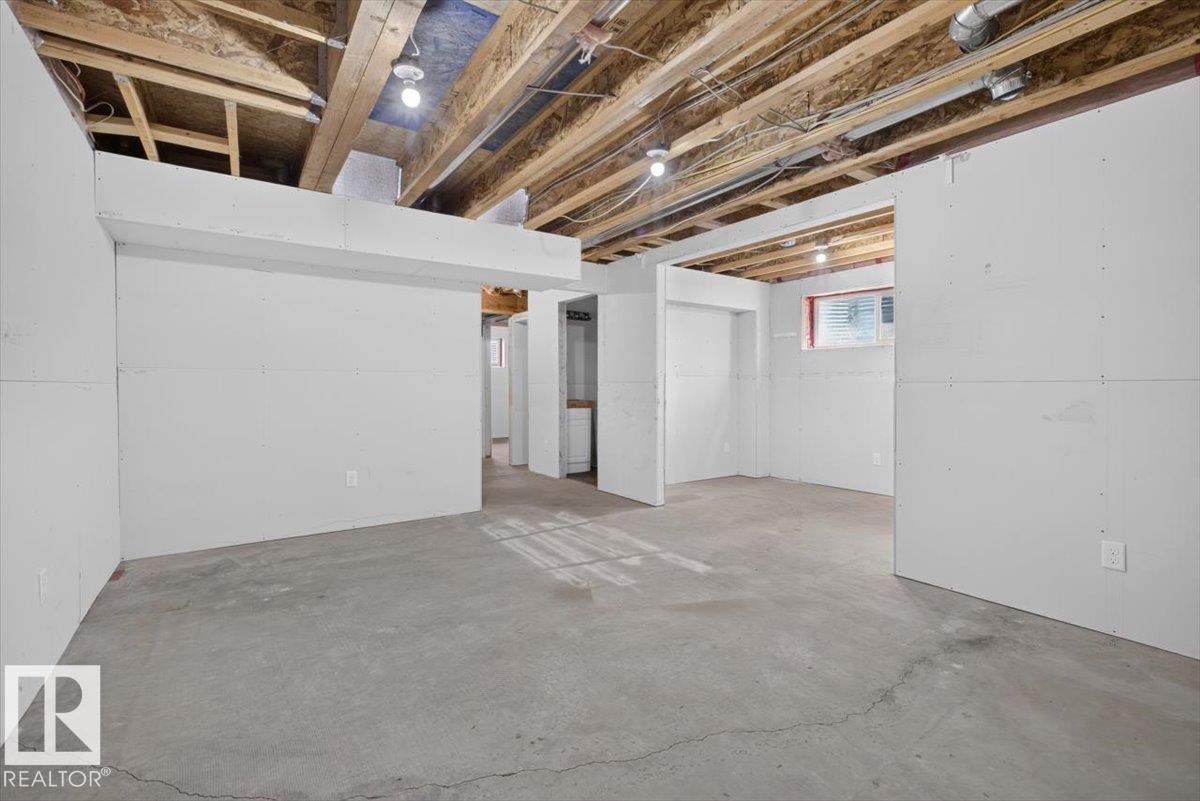 7704 16 AV SW — photo 32