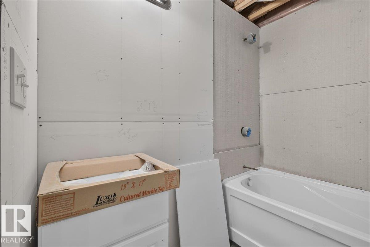 7704 16 AV SW — photo 33