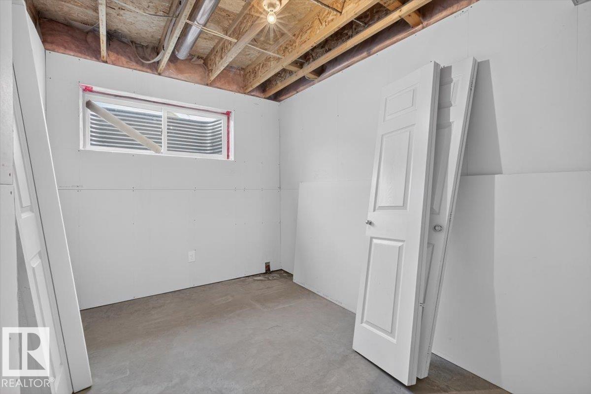 7704 16 AV SW — photo 34