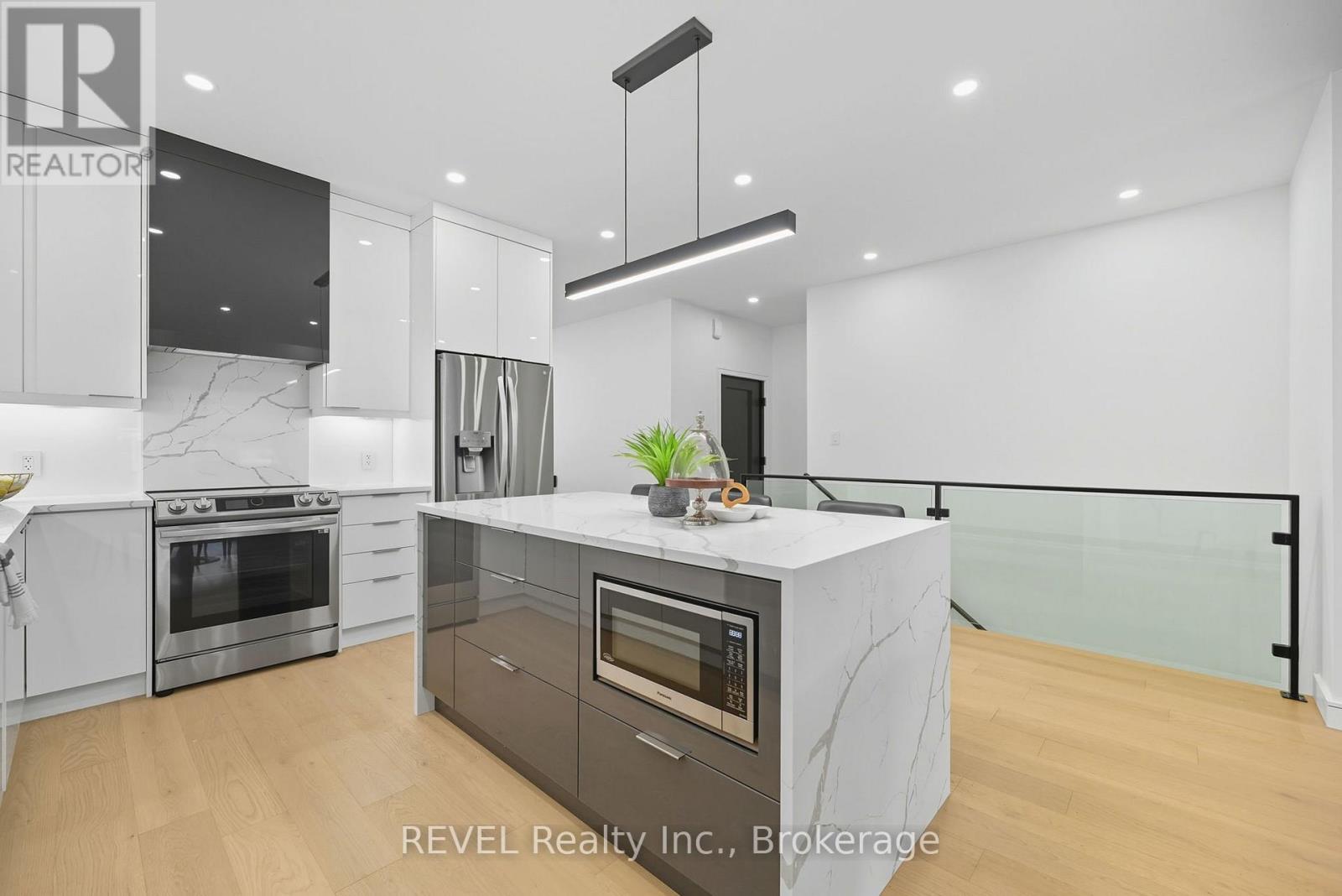 40 IVY CRESCENT - 24
