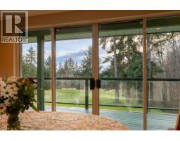 2562 Miles Road, Roberts Creek, BC V0N2W4 Photo 11