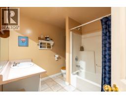 2562 Miles Road, Roberts Creek, BC V0N2W4 Photo 35
