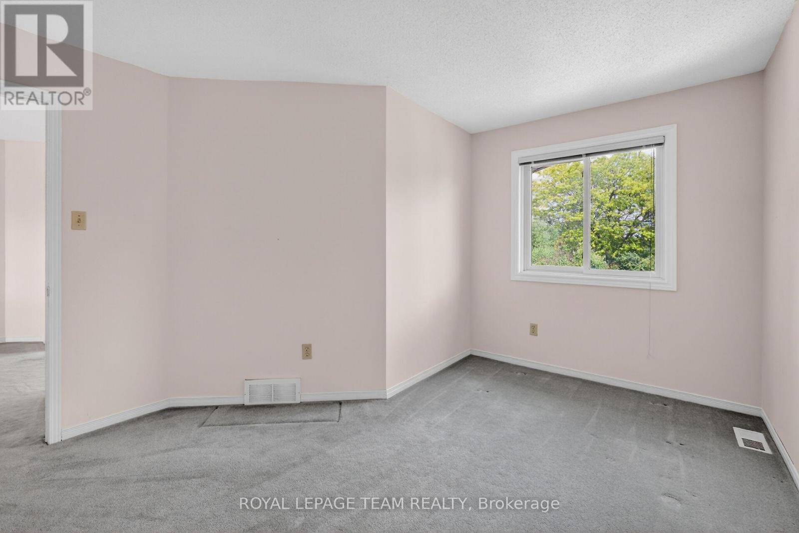 6 SHETLAND WAY - 31