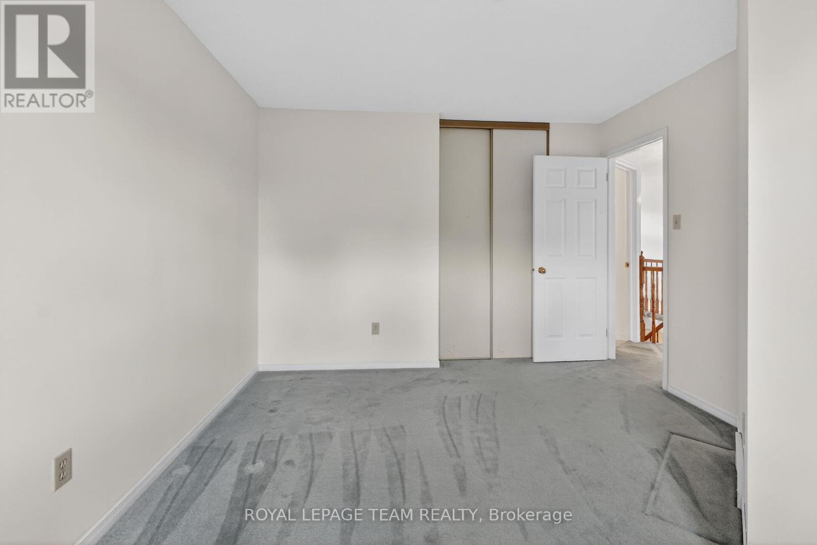 6 SHETLAND WAY - 32