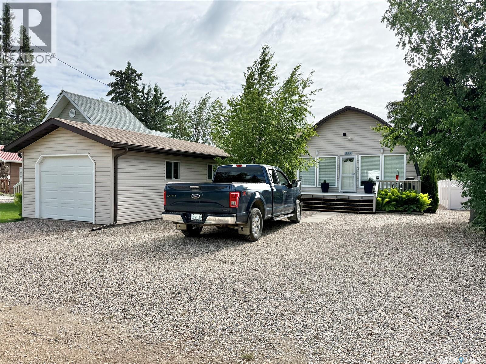 209 Lakeview Ave N, Morin Lake - 2