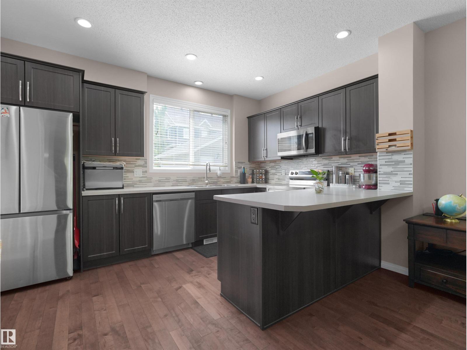 7827 22 AV SW — photo 23
