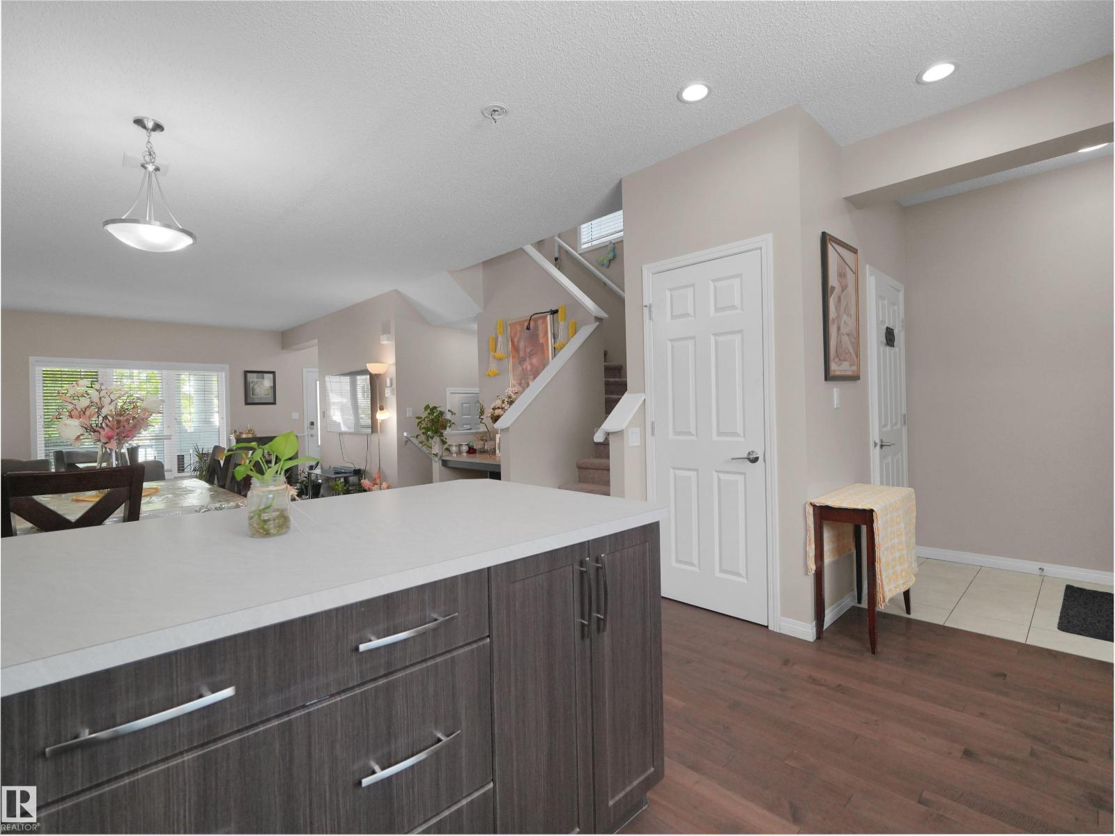7827 22 AV SW — photo 26