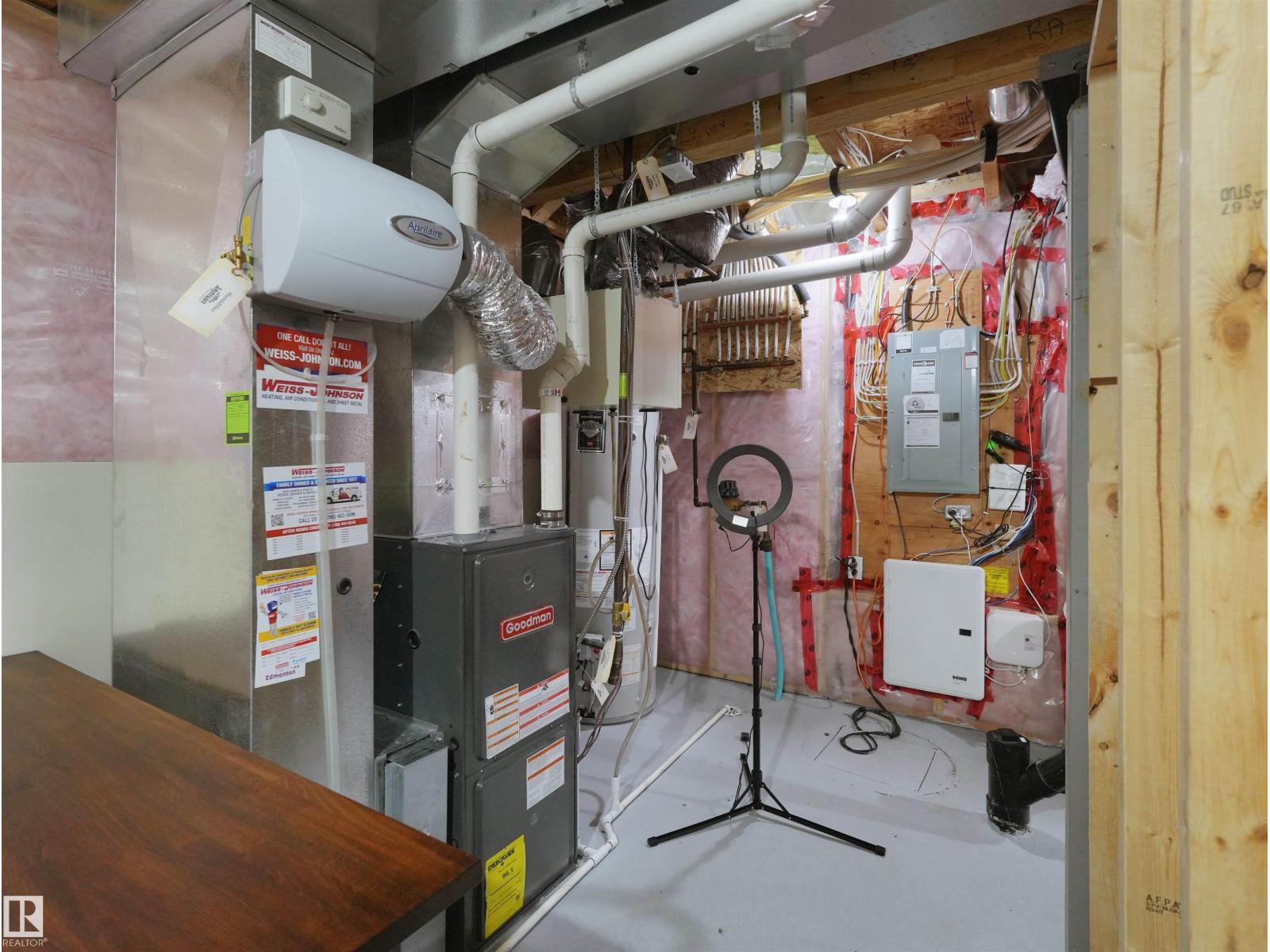 7827 22 AV SW — photo 43