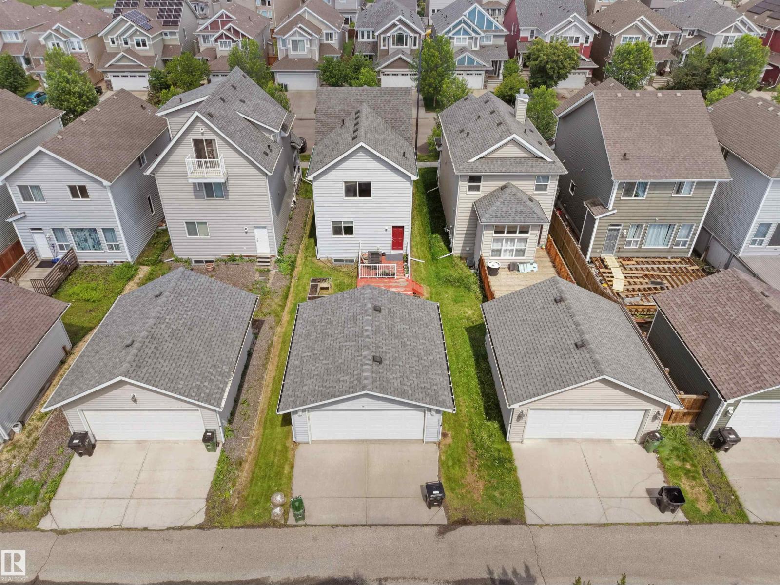 7827 22 AV SW — photo 7