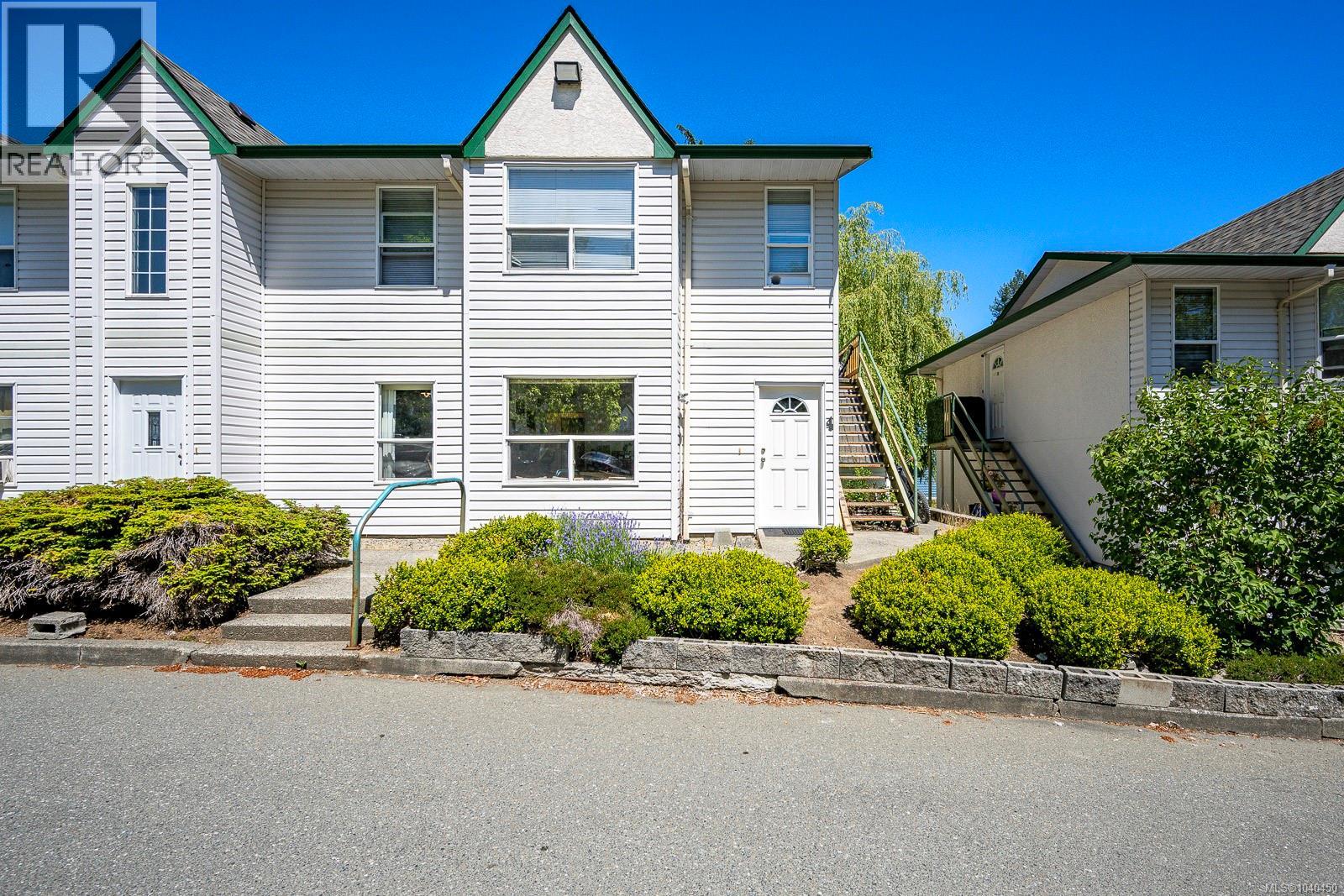 #4 1535 Dingwall Rd - 1