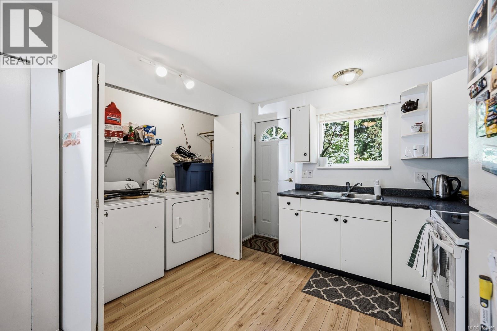 #4 1535 Dingwall Rd - 16