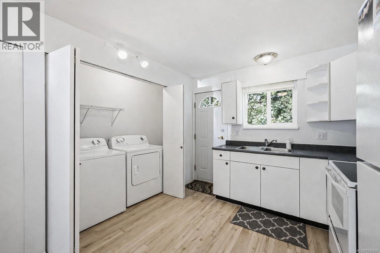 #4 1535 Dingwall Rd - Image 17
