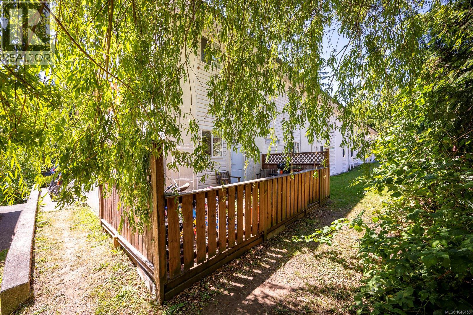 #4 1535 Dingwall Rd - 18