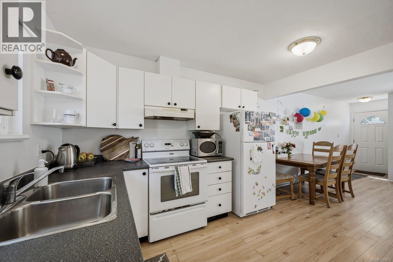 #4 1535 Dingwall Rd - 2