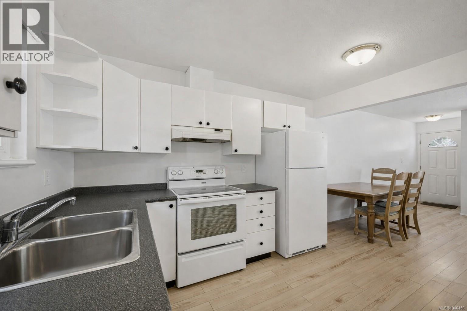 #4 1535 Dingwall Rd - 3