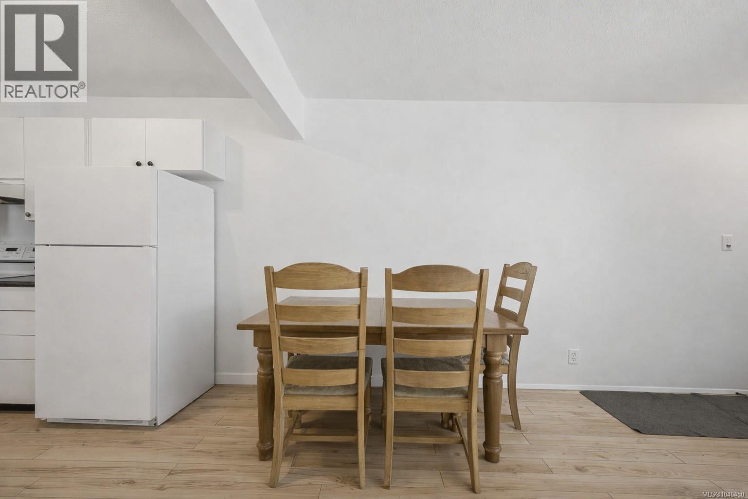 #4 1535 Dingwall Rd - 5