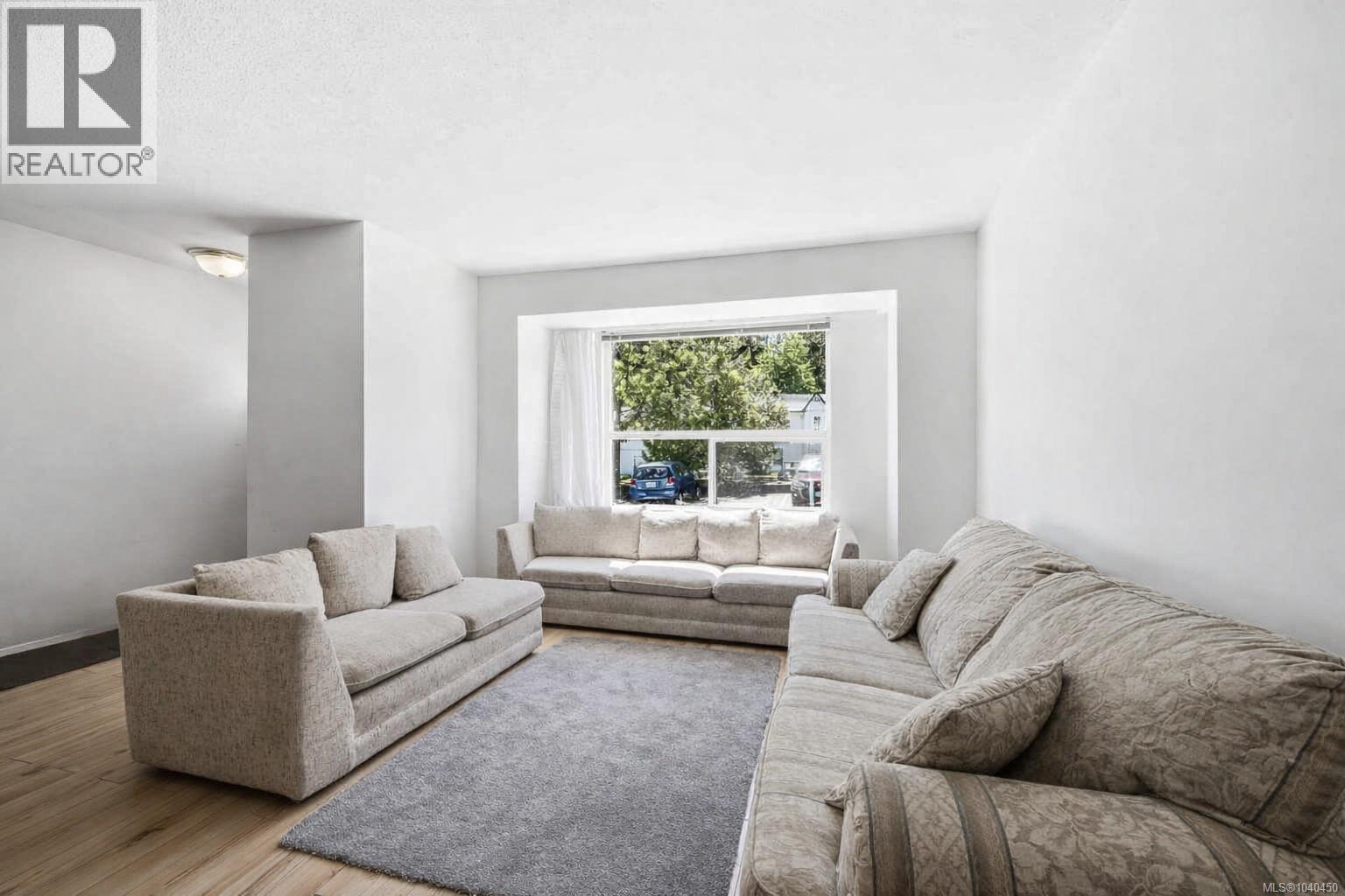 #4 1535 Dingwall Rd - 7