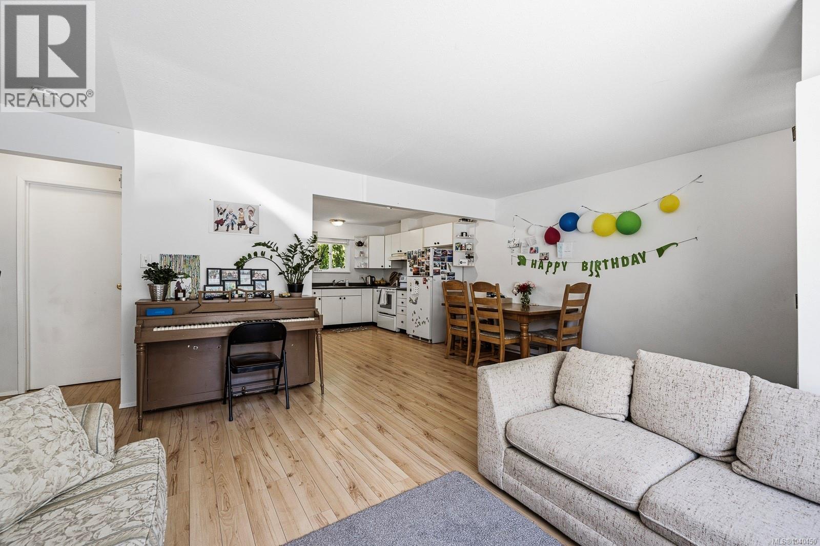 #4 1535 Dingwall Rd - 8