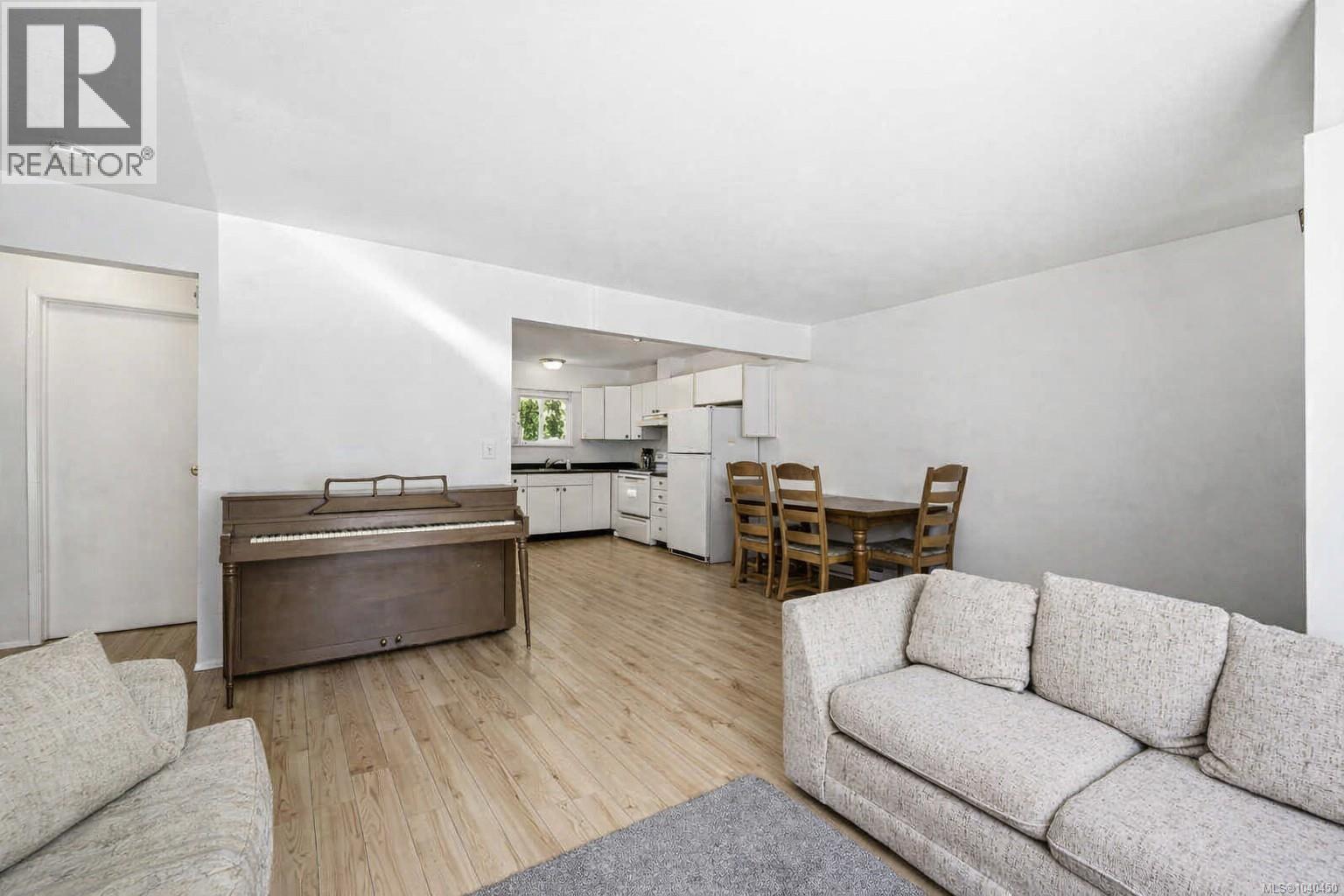 #4 1535 Dingwall Rd - Image 9