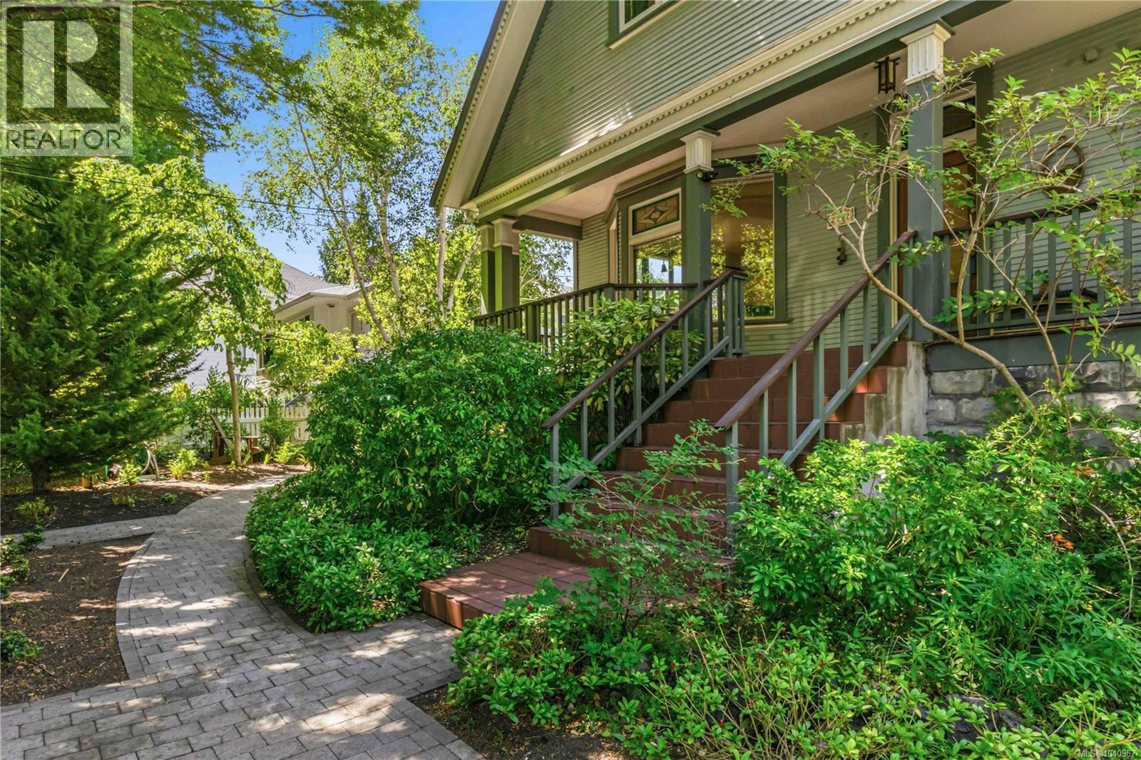  2232 BELMONT Avenue, Victoria