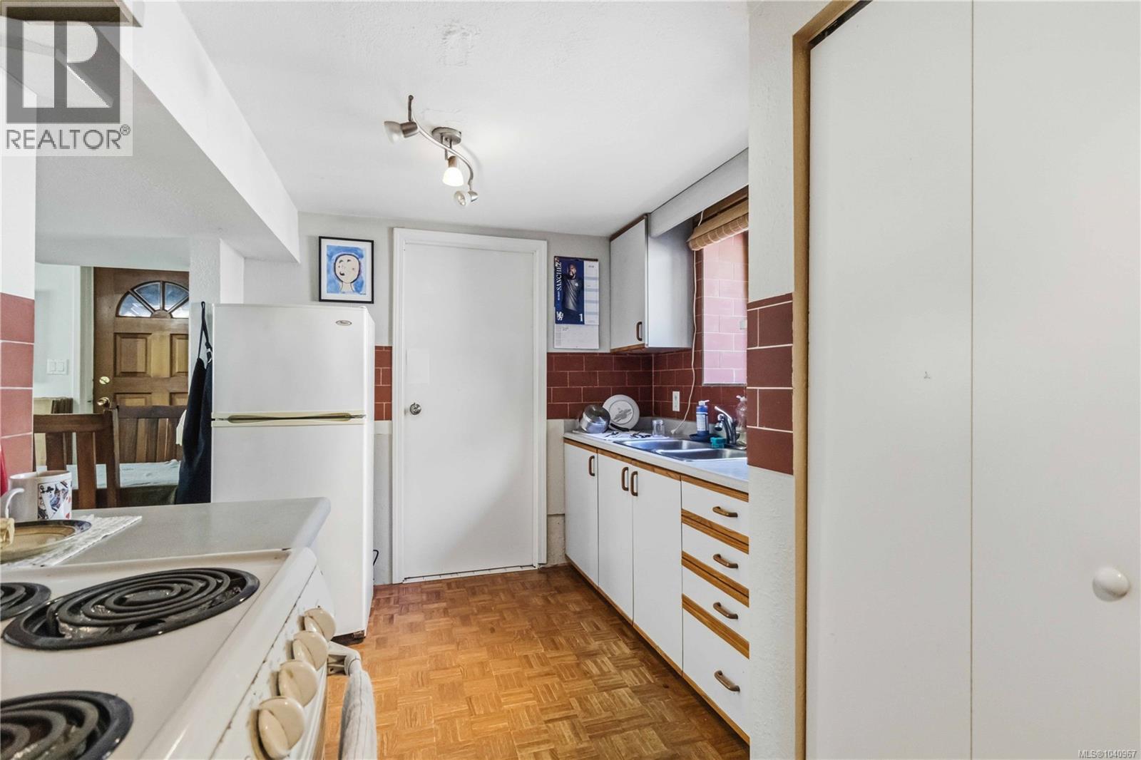  2232 BELMONT Avenue, Victoria