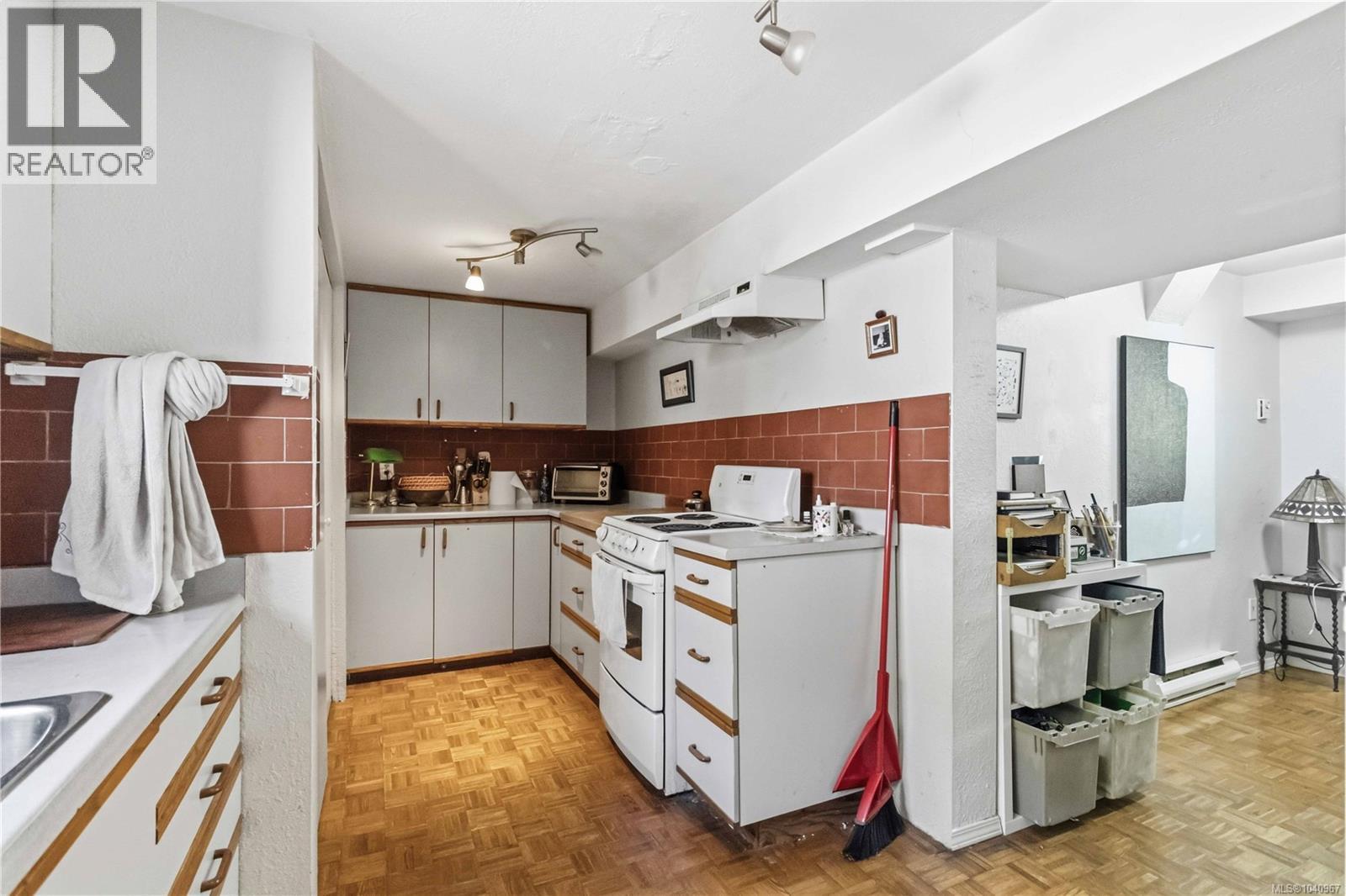  2232 BELMONT Avenue, Victoria