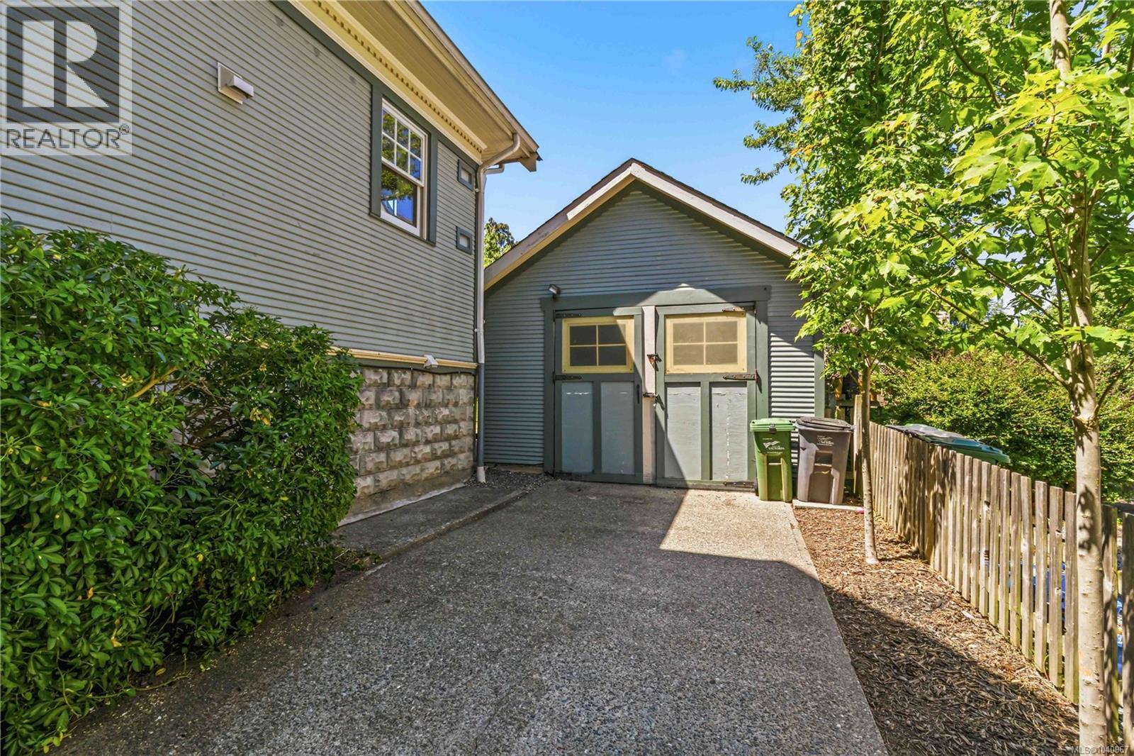  2232 BELMONT Avenue, Victoria