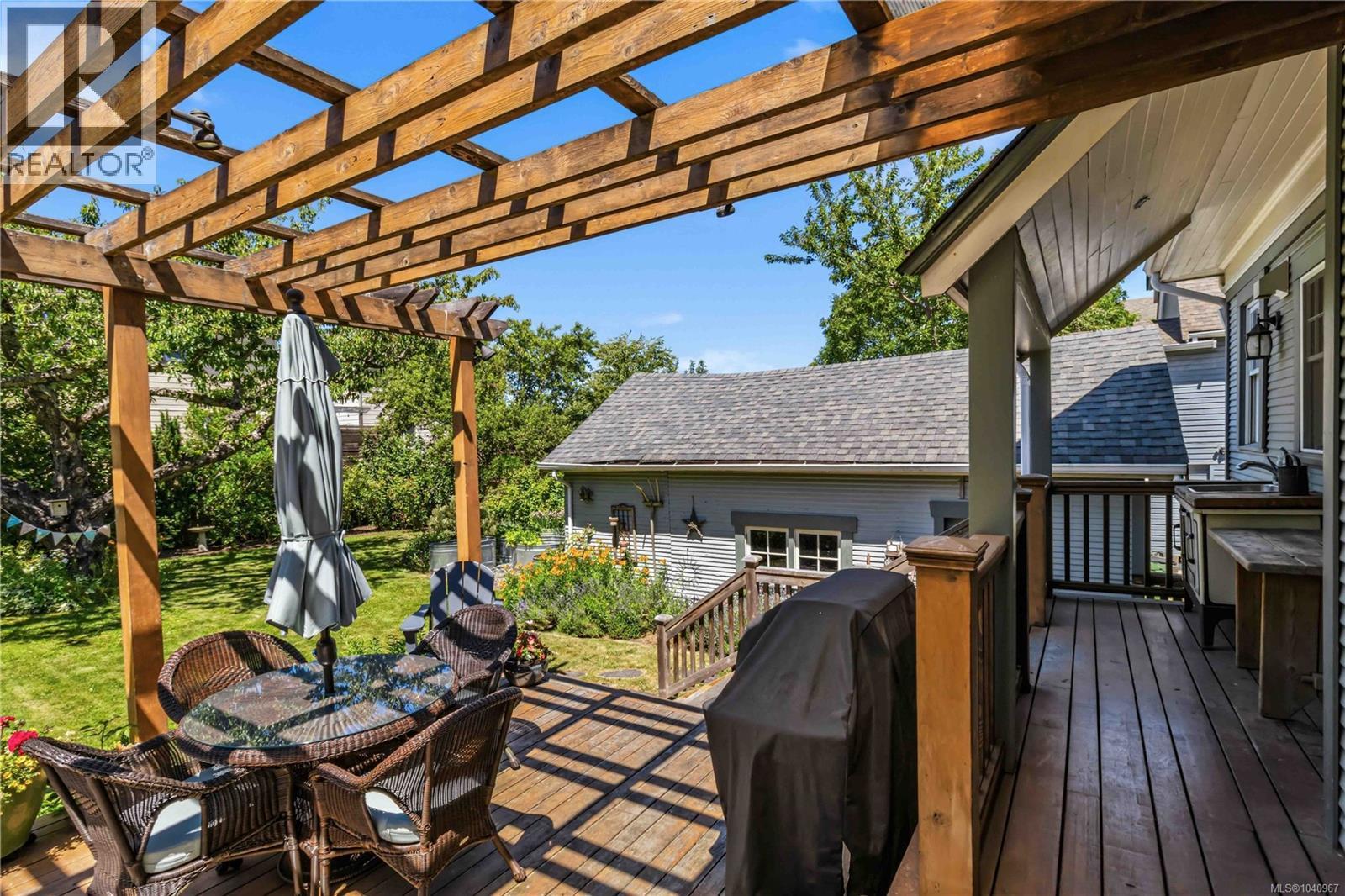  2232 BELMONT Avenue, Victoria