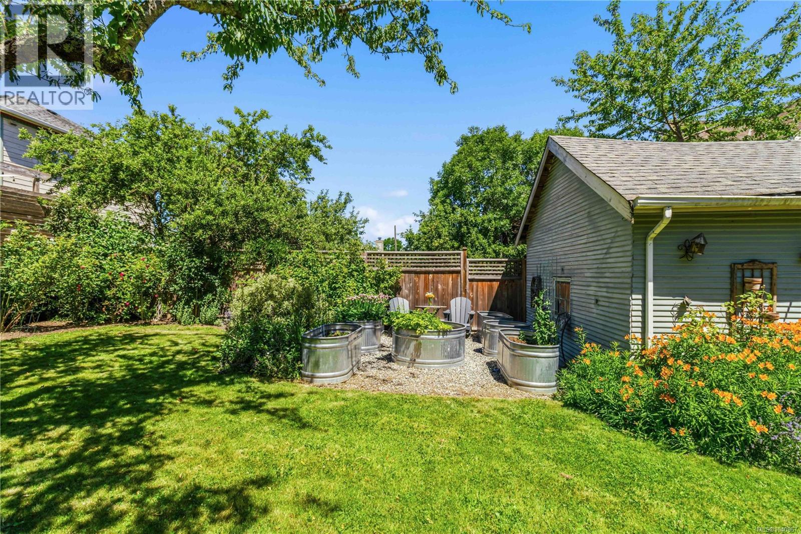  2232 BELMONT Avenue, Victoria