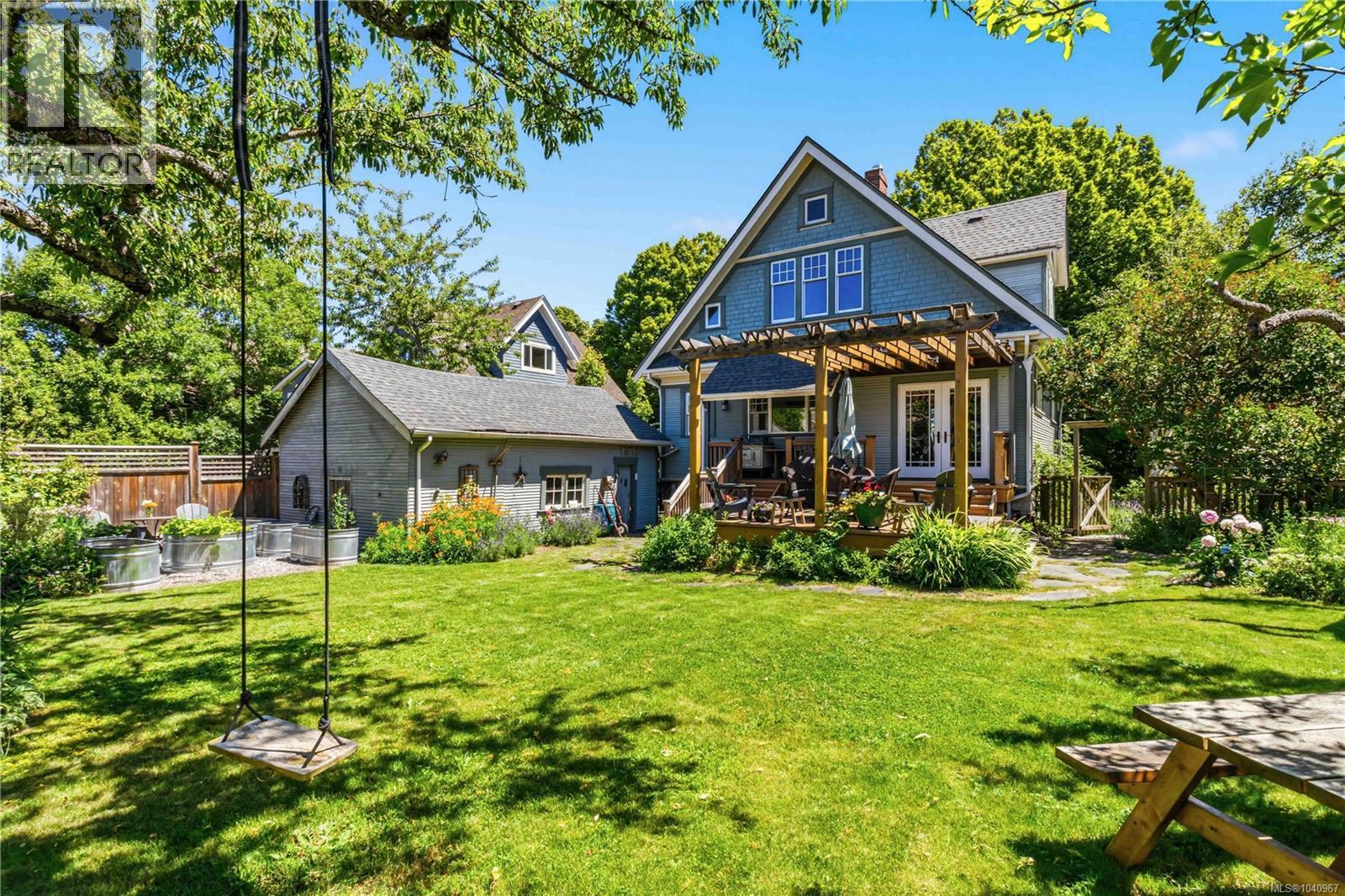  2232 BELMONT Avenue, Victoria