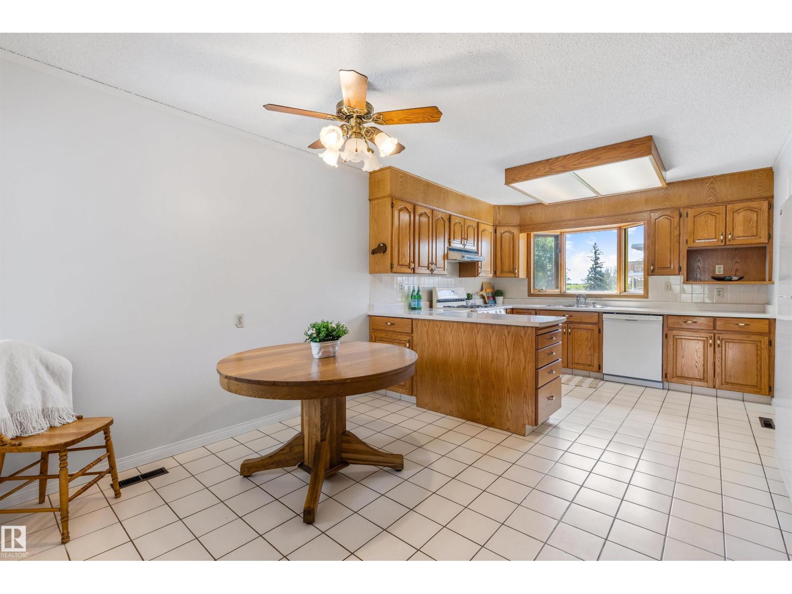 37 LEON PL — photo 6