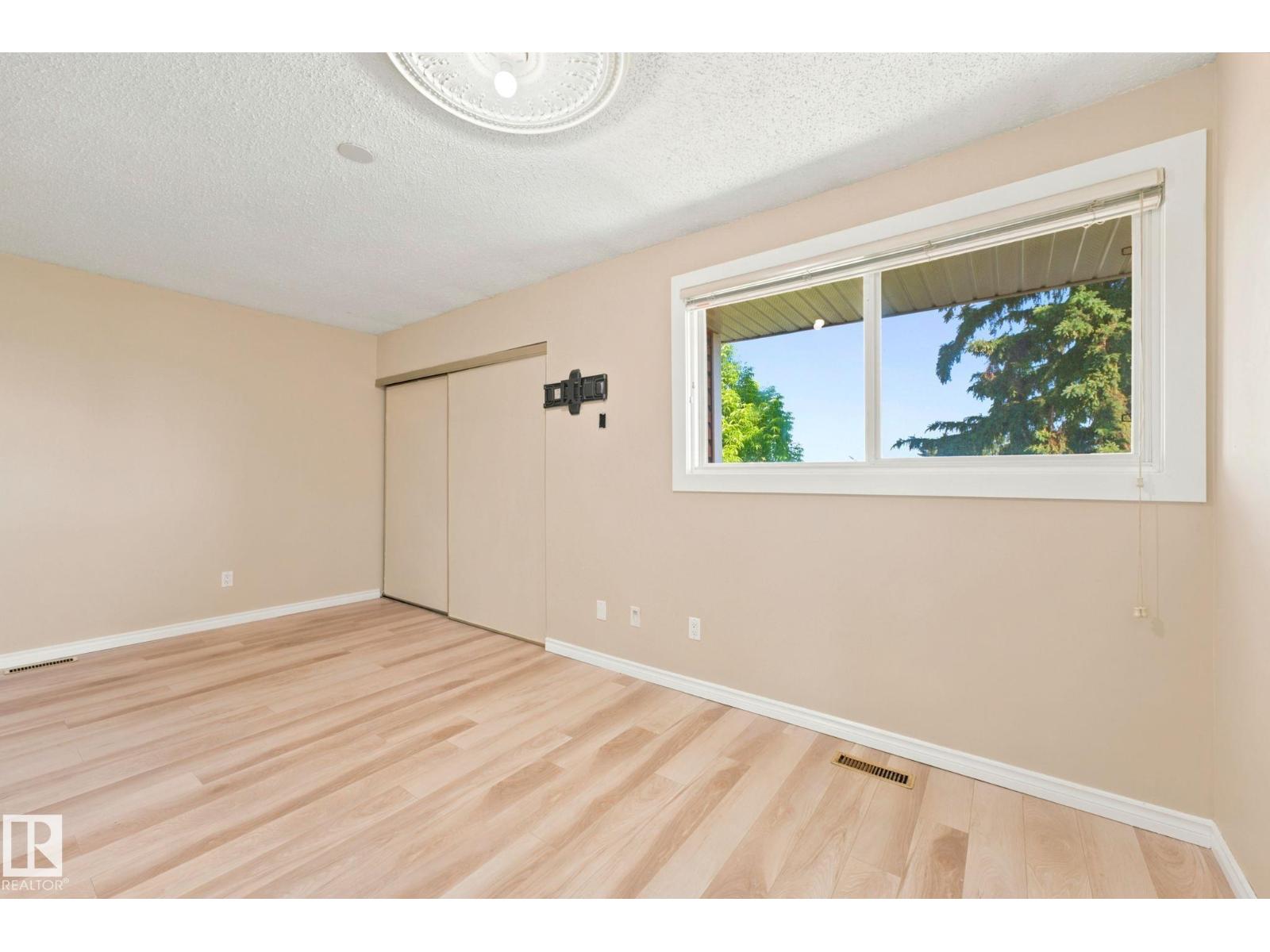 #41 4707 126 AV NW - 23