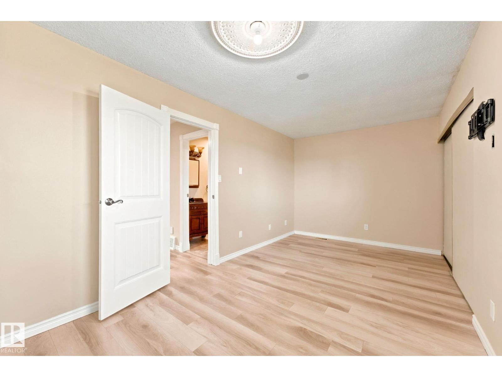 #41 4707 126 AV NW - 24