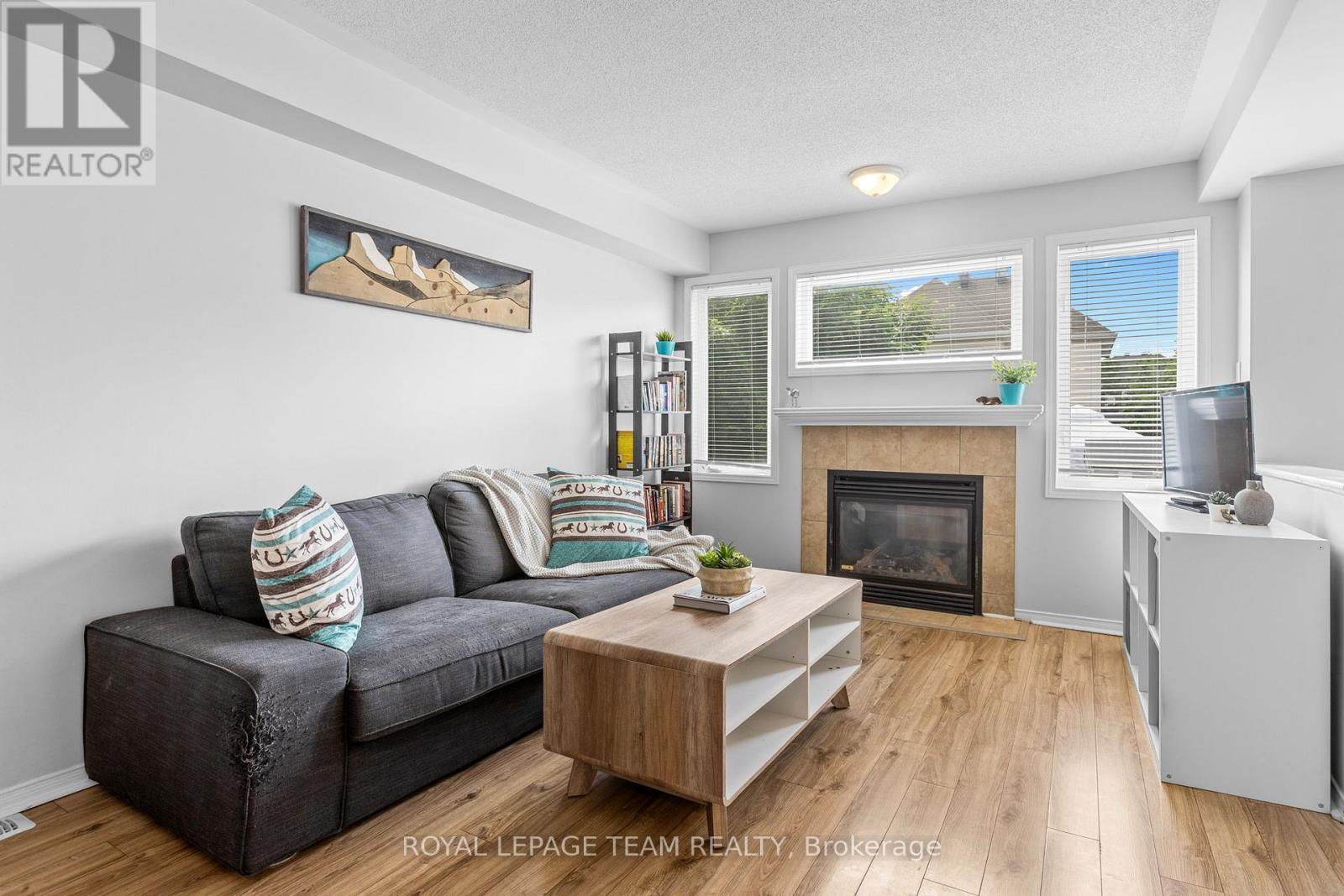 92 WOLFF CRESCENT - 10
