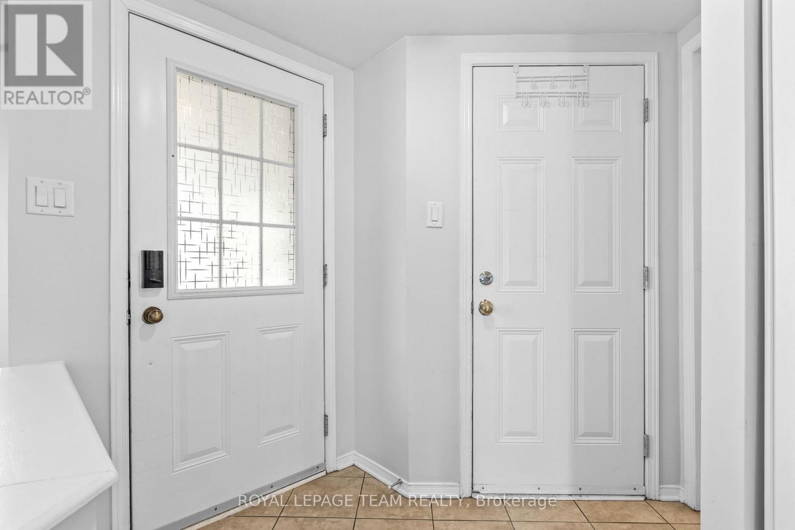92 WOLFF CRESCENT - 14