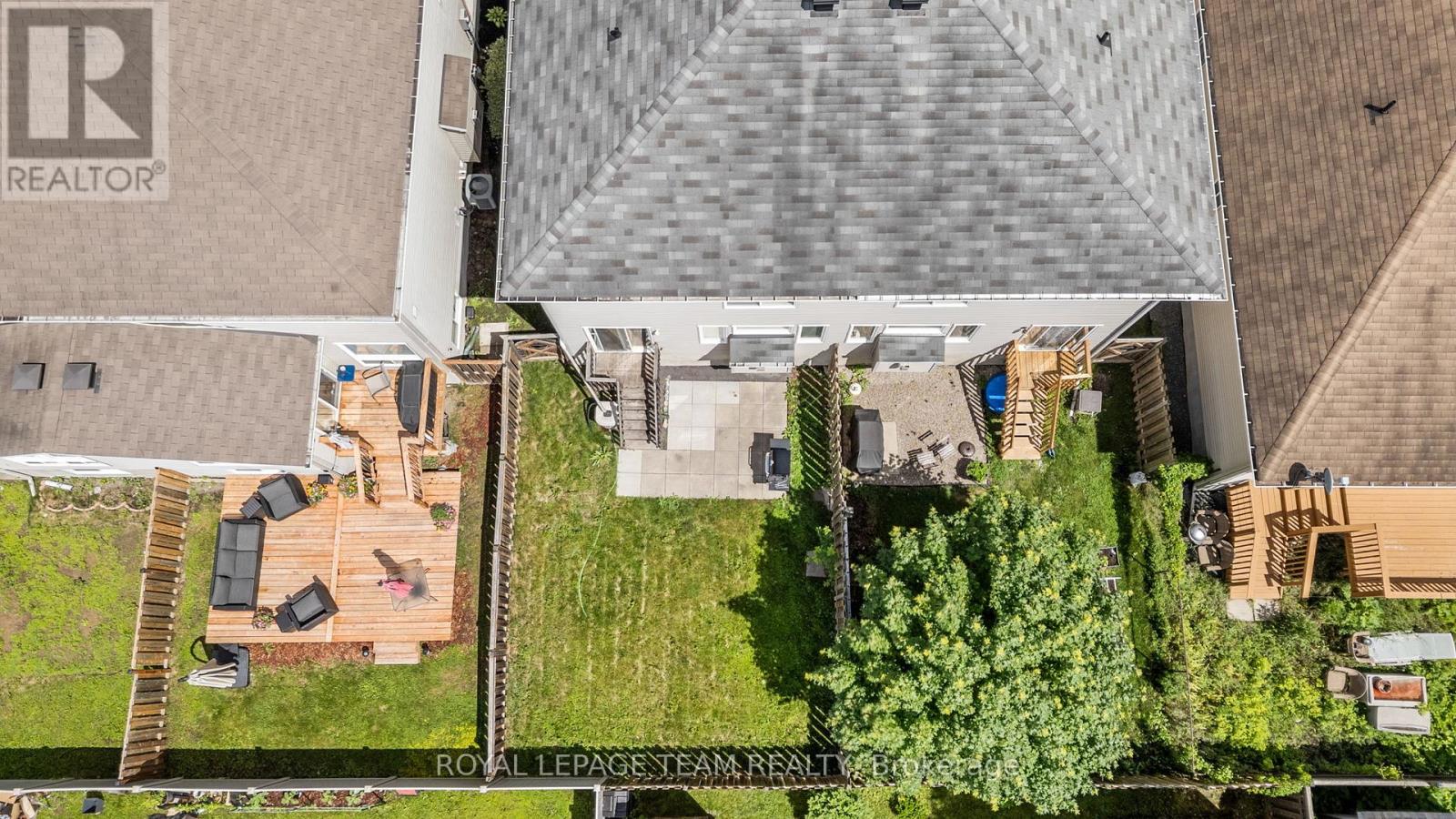 92 WOLFF CRESCENT - 32