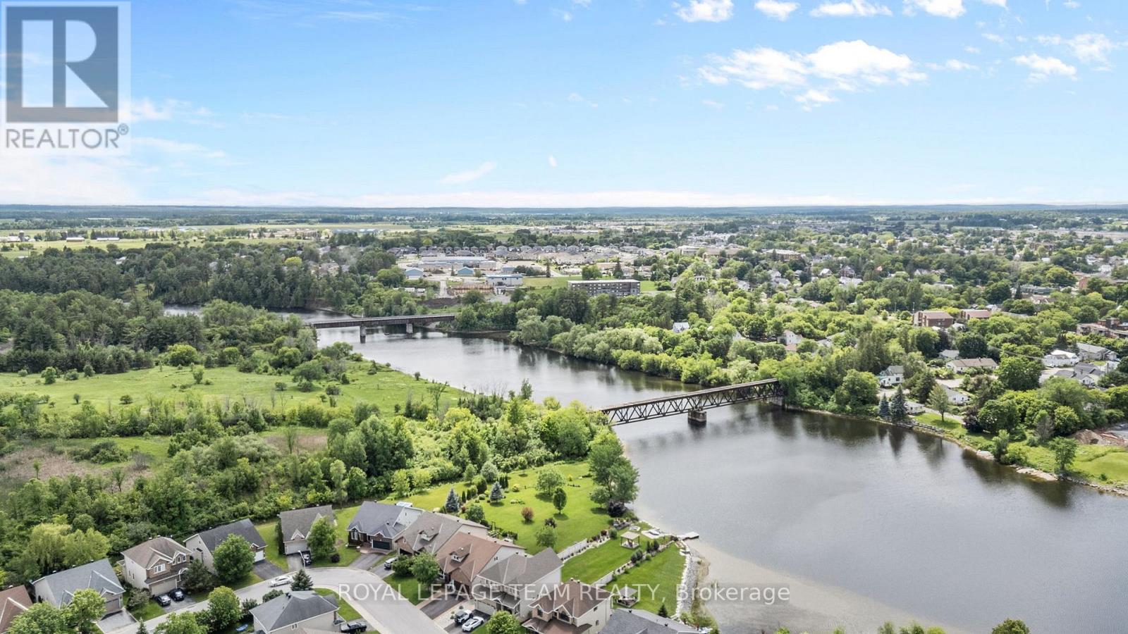 92 WOLFF CRESCENT - 34