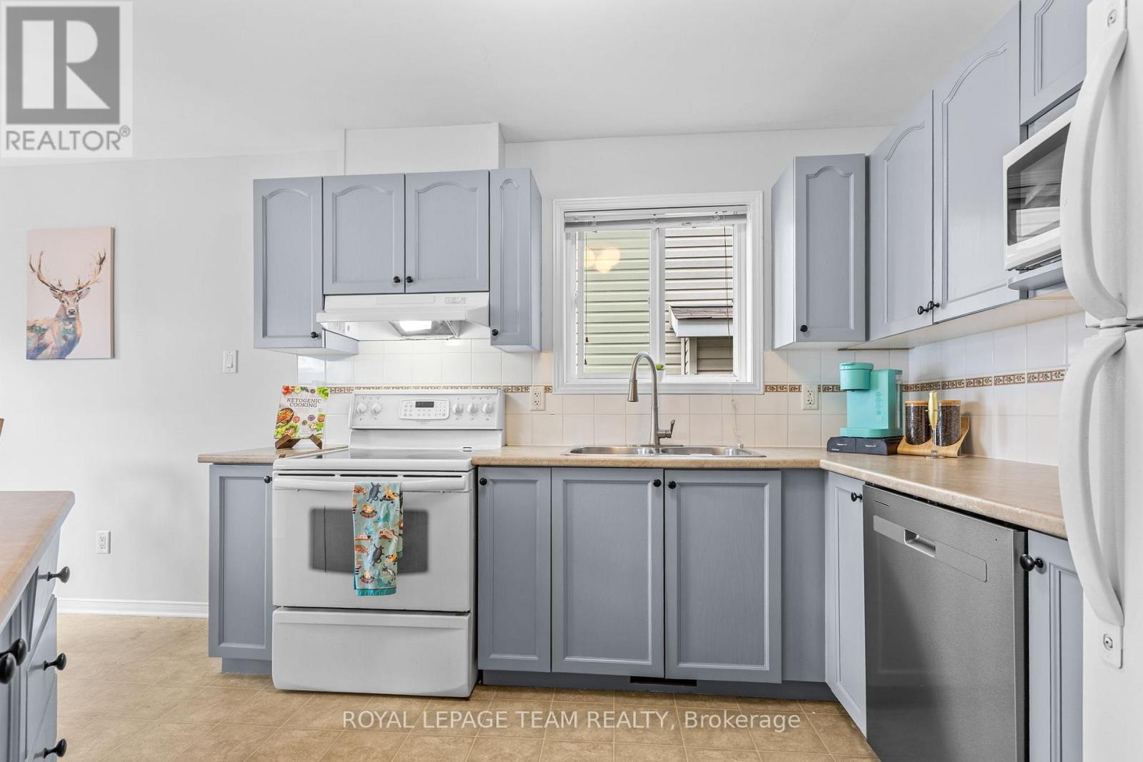92 WOLFF CRESCENT - 4