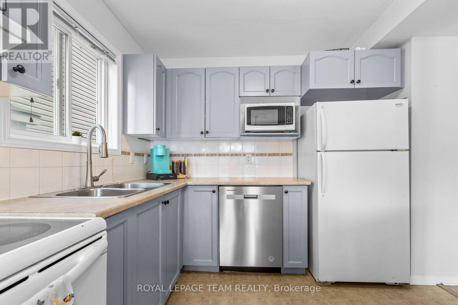 92 WOLFF CRESCENT - 6