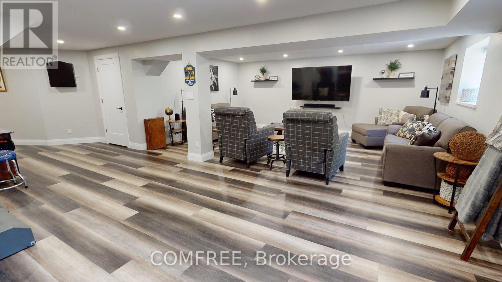 39 FALCON COURT - 34